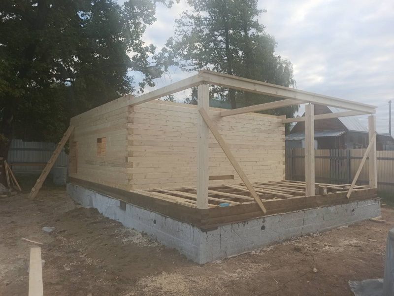 Идёт монтаж стен из бруса