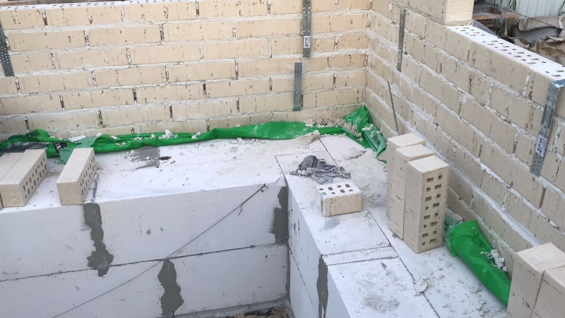 Кладка стены из газобетонных блоков 2х200 мм по ширине
